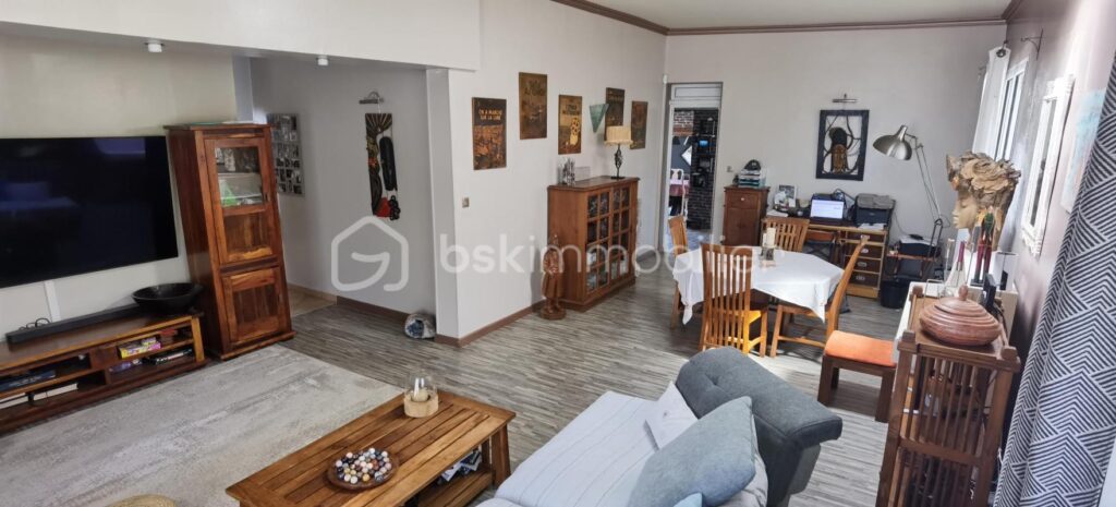 A VENDRE – VILLA SUR DOMAINE – LE BRULE – SAINT DENIS – 8 pièces – 4 chambres – 267 m²