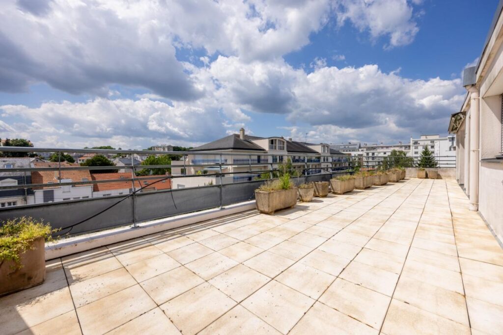 Dernier étage avec terrasses – 5 pièces – 3 chambres – 120 m²