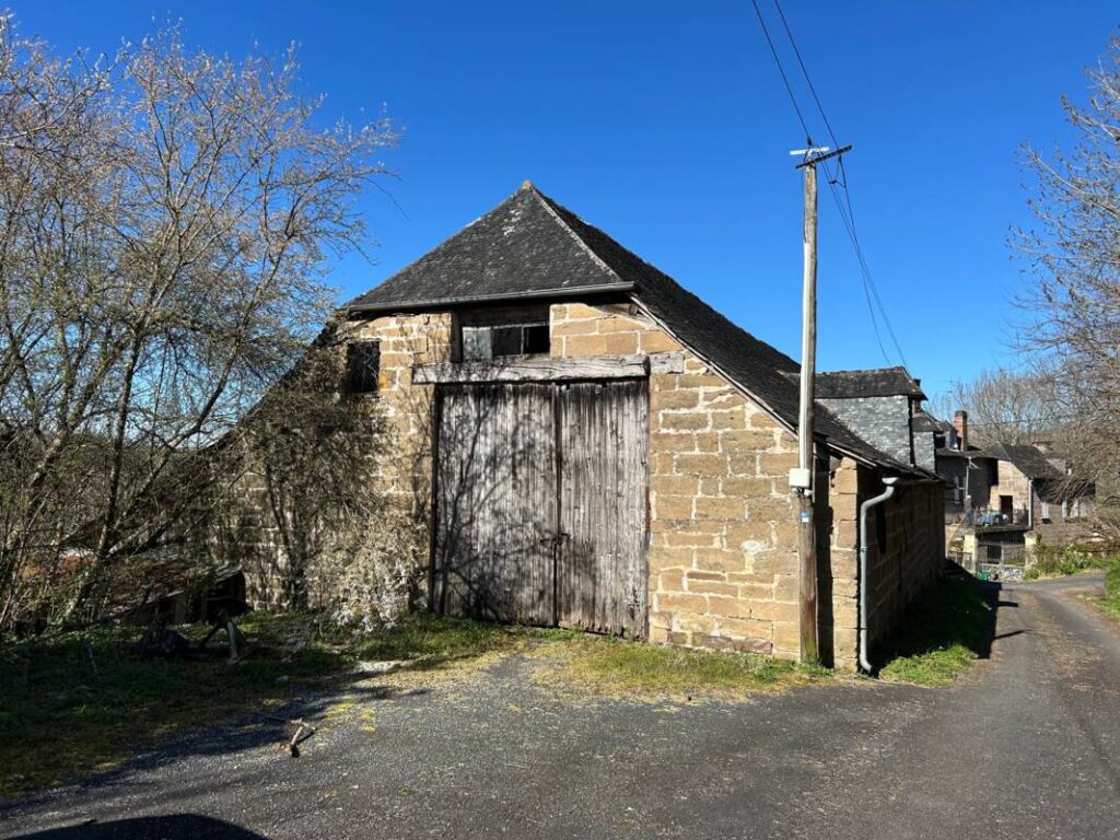 grange sur env. 6 000 m2 – 1 pièce – NR chambres – 300 m²