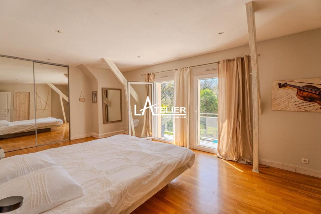 Villa de standing avec jardin luxuriant, intimité préservée – 9 pièces – 7 chambres – 283 m²