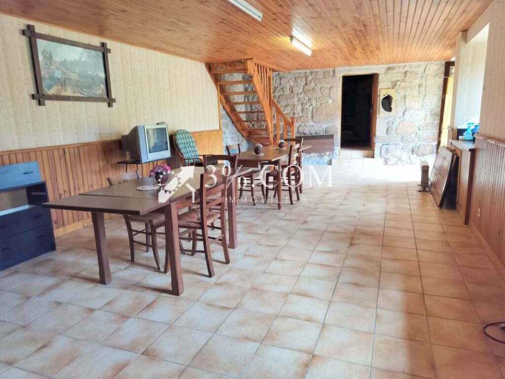 Propriété en pierre de 195m2 habitables et toutes ses dépend – 8 pièces – 5 chambres – 195 m²