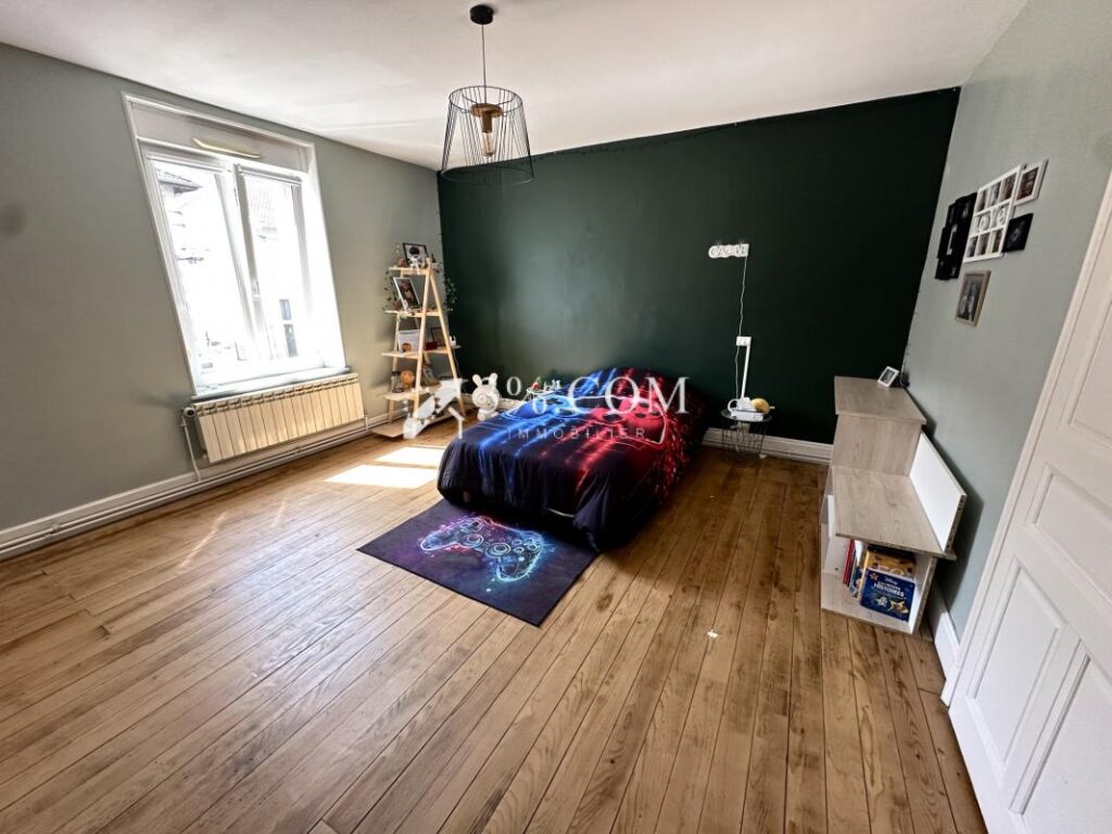 MAISON DE VILLAGE 210 M2 – TERRAIN 868 M2 – 8 pièces – 3 chambres – 210 m²