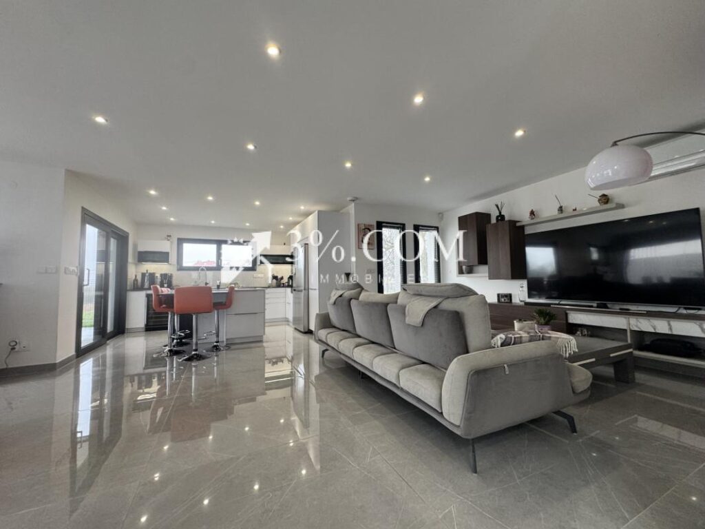 3%COM Magnifique villa de 160m2 avec piscine (2021) – 5 pièces – 3 chambres – 160 m²