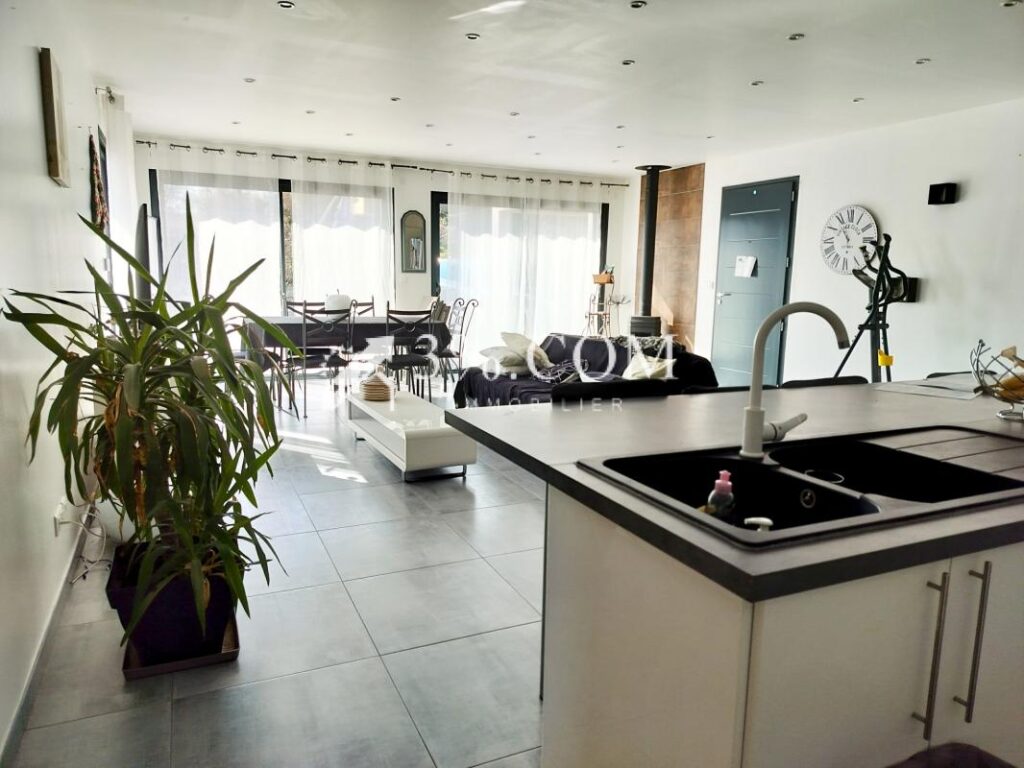 Villa contemporaine offrant 3 chambres et 114m2 habitables s – 5 pièces – 3 chambres – 115 m²