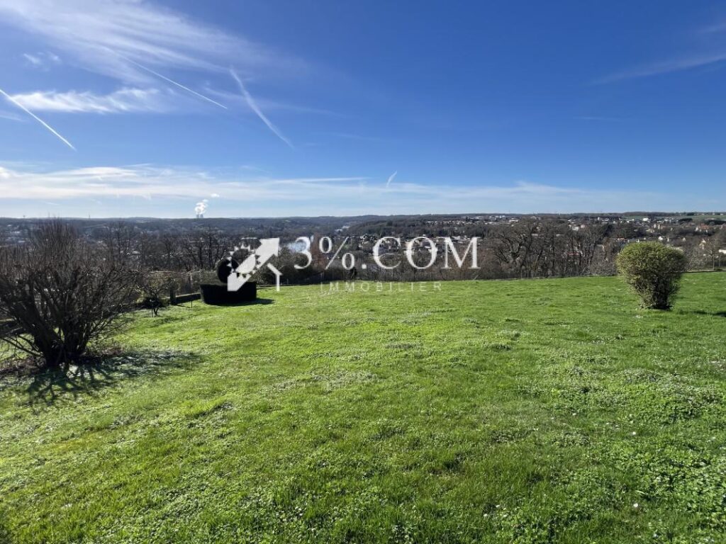 3%. COM IMMOBILIER À CHAUVIGNY VILLA COUP DE COEUR – 7 pièces – 4 chambres – 246 m²