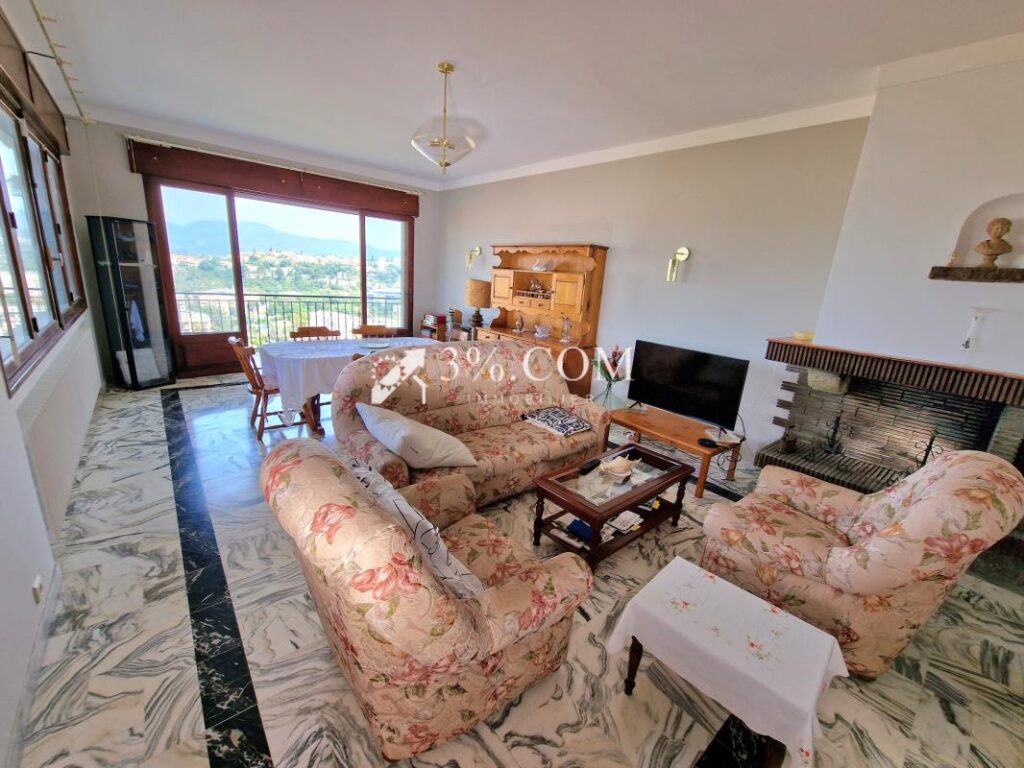 Grande villa proche centre-ville avec vue sur l’Estérel – 8 pièces – 5 chambres – 152 m²