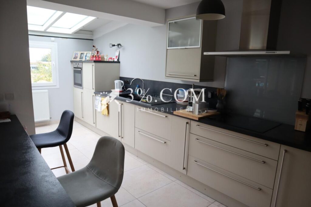 Maison 4 chambres, jardin, garages – 6 pièces – 4 chambres – 141 m²