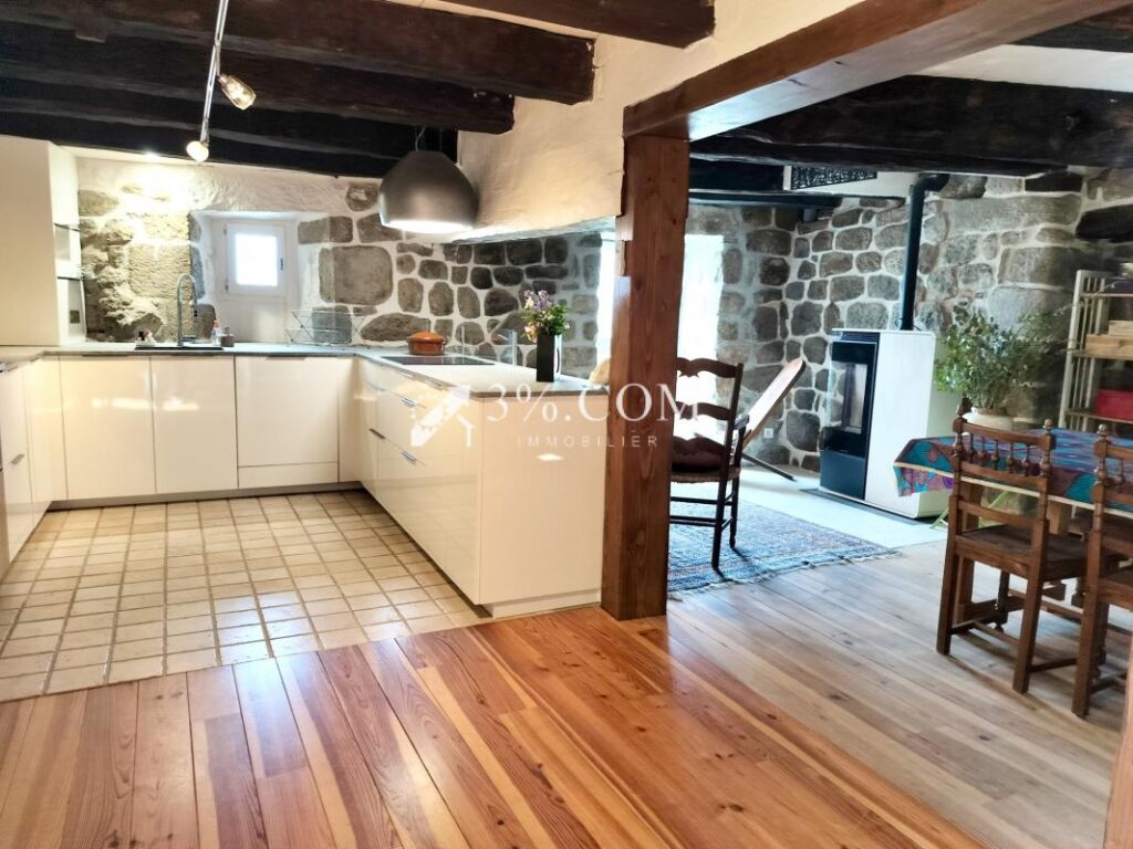 Mas de caractère en pierre de pays de 266m2 – idéal gîte – 11 pièces – 6 chambres – 266 m²