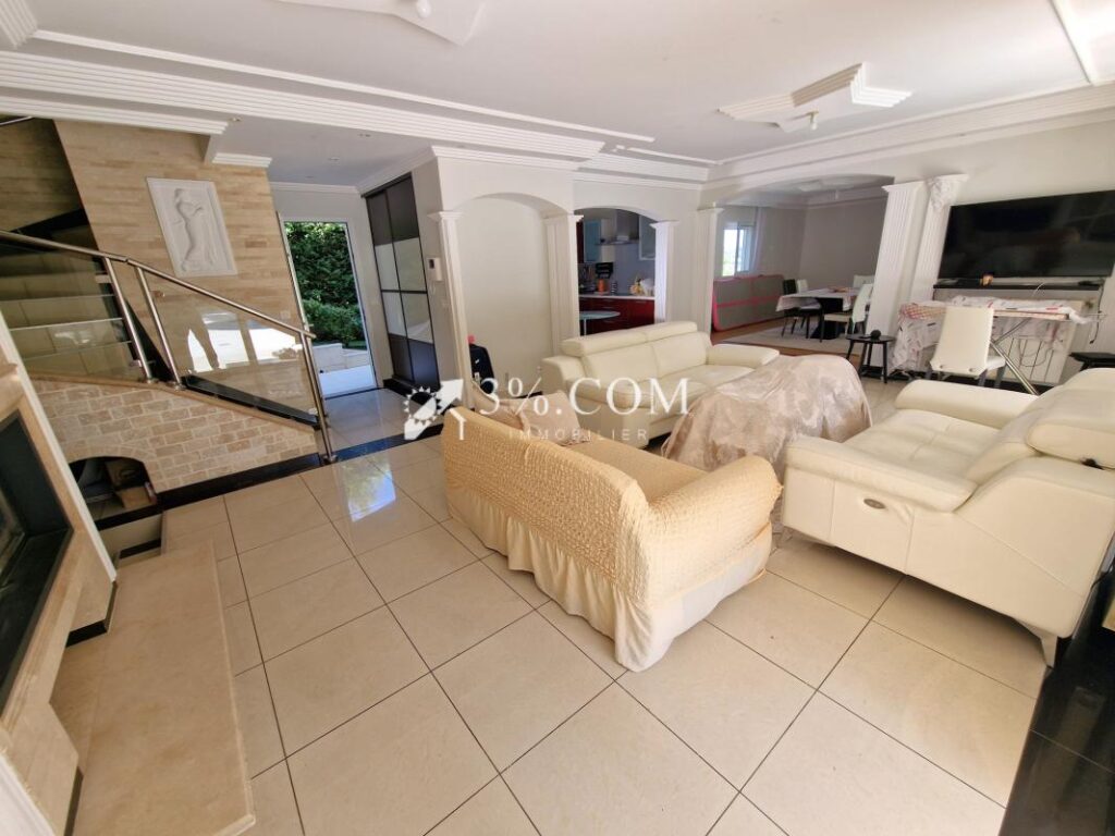 Luxueuse villa avec vue sur l’Estérel – 15 pièces – 11 chambres – 300 m²