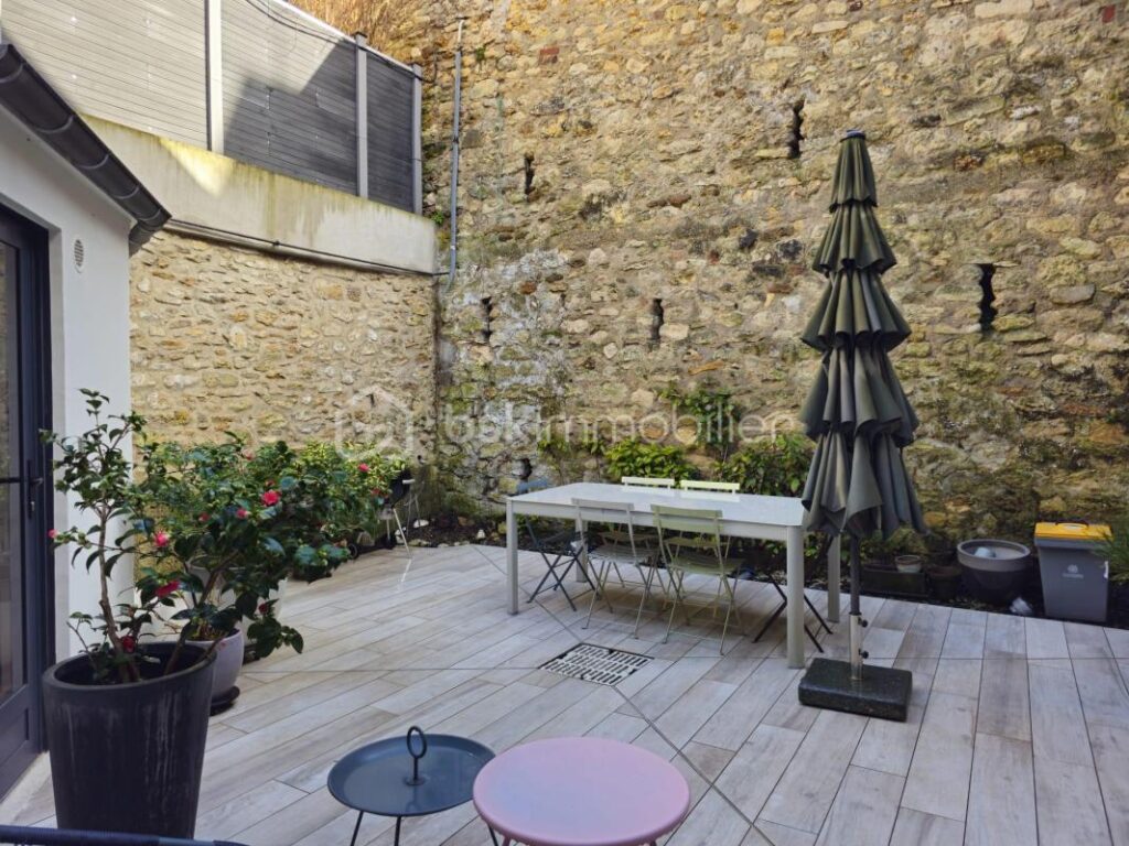 Maison de ville contemporaine avec terrasse et rooftop – 6 pièces – 3 chambres – 149 m²