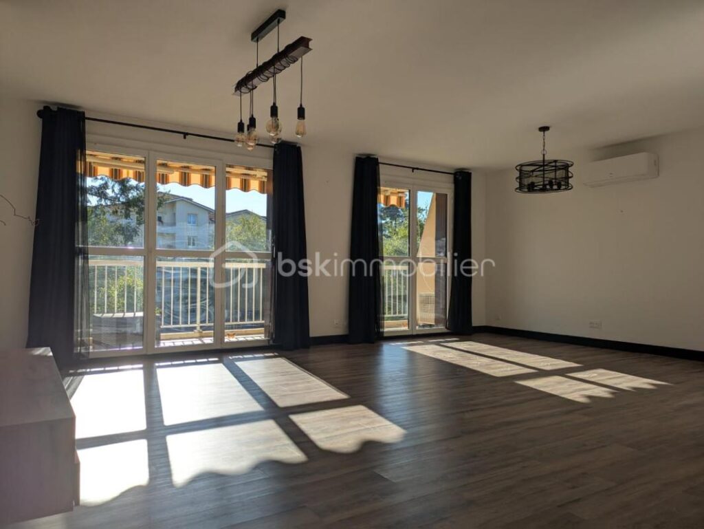 Appartement de type T4 transformé en T3 de 95 m2- Résidence sécurisée avec parc – 3 pièces – 2 chambres – 95 m²