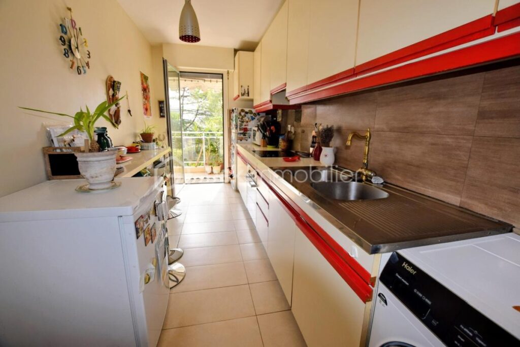 T3 71 m2 ,TERRASSE, GARAGE FERMÉ, CAVE, CENTRE VILLE – 3 pièces – 2 chambres – 71 m²