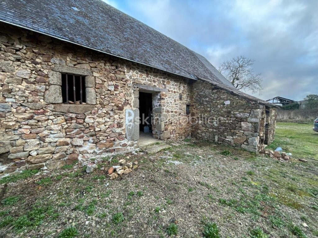 Loge à rénover en campagne à 12 min de Mayenne et 20 min de Ernee – 2 pièces – 1 chambre – 88 m²