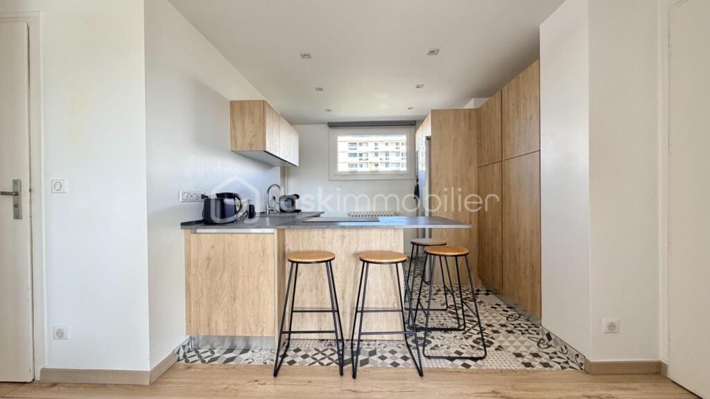 T3 traversant Annecy avec vue sur le Veyrier et le Semnoz – 3 pièces – 2 chambres – 61 m²