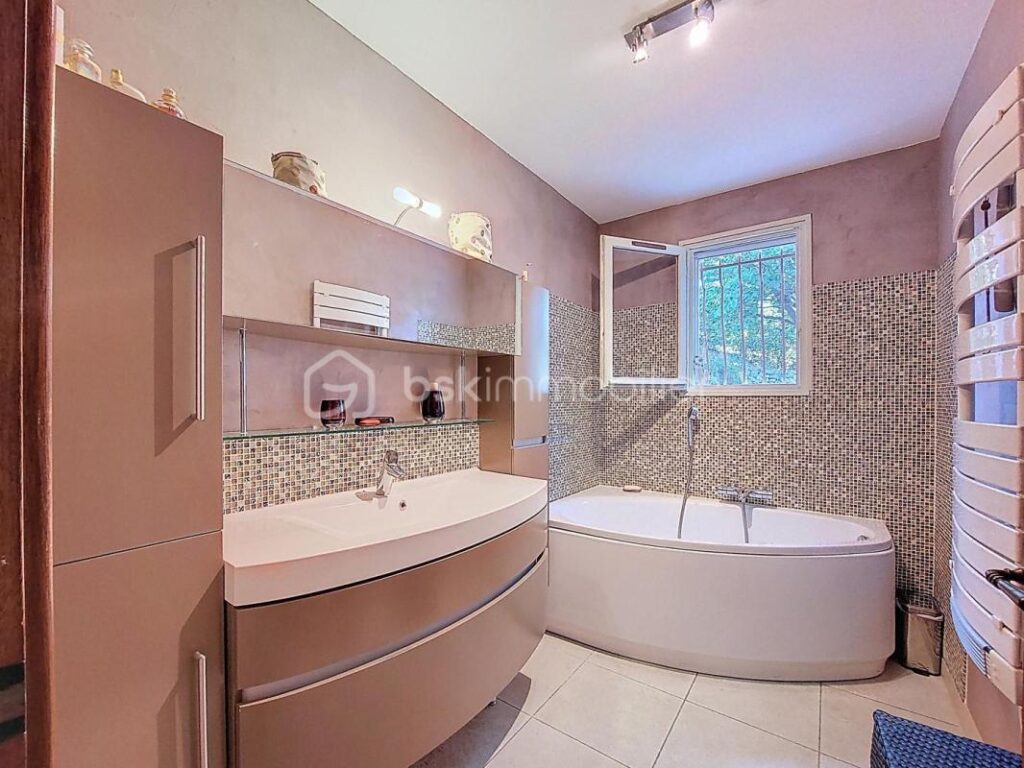 VILLA DE CARACTERE – 6 pièces – 5 chambres – 135 m²