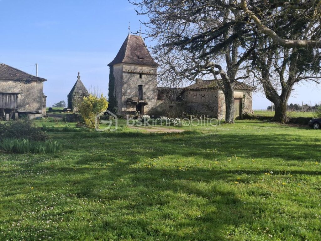 Corps de ferme en partie habitable – 500 m² sur terrain de 3000 m² – 6 pièces – 2 chambres – 109 m²