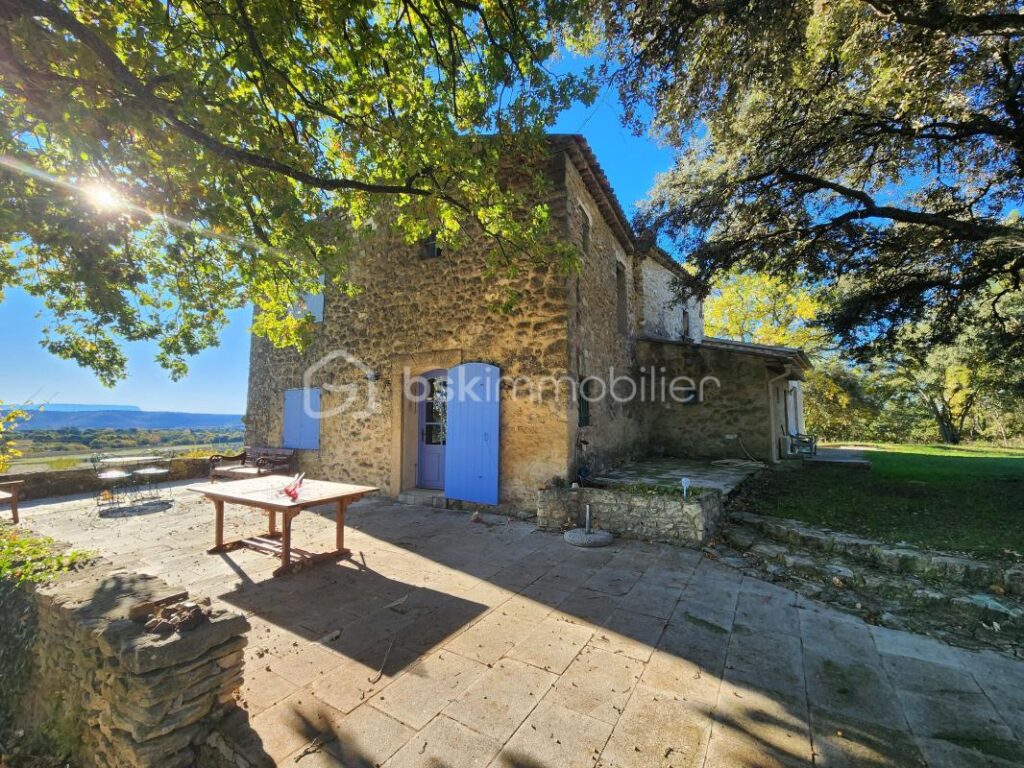 Bâtisse en pierres du 16ème siècle avec vue imprenable sur la Sainte-Victoire, proche de Lourmarin – 13 pièces – 6 chambres – 400 m²