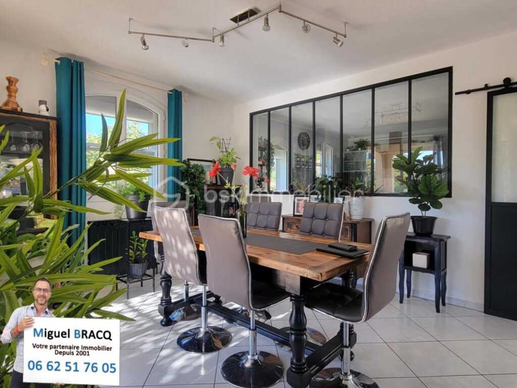 Exclusivité – Dans le village prisé de Poilhes, belle Languedocienne de plain pied sur 1000 m² de terrain avec piscine – 4 pièces – 3 chambres – 135 m²