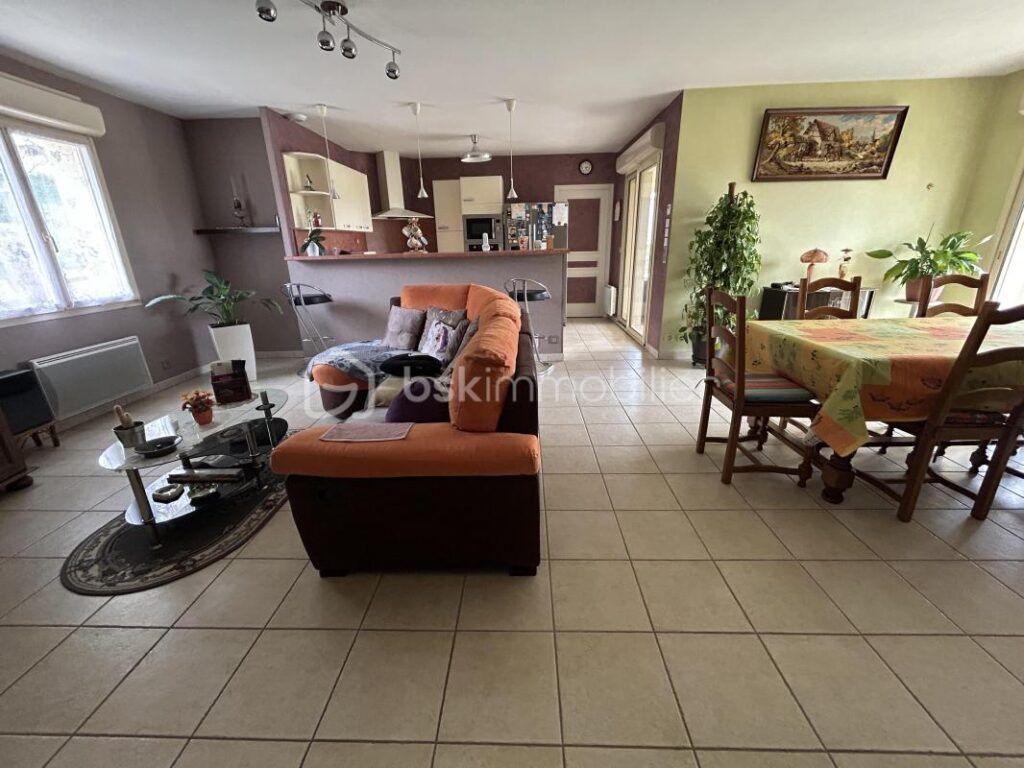 BELLE MAISON SUR SOUS SOL SEMI ENTERRE – BONNES PRESTATIONS – 4/5 CHAMBRES- – 6 pièces – 4 chambres – 134 m²