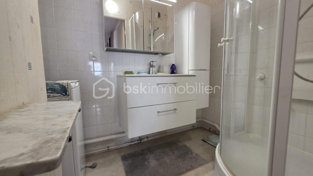 Appartement lumineux au cœur de la ville avec parking privé – 3 pièces – 2 chambres – 64 m²