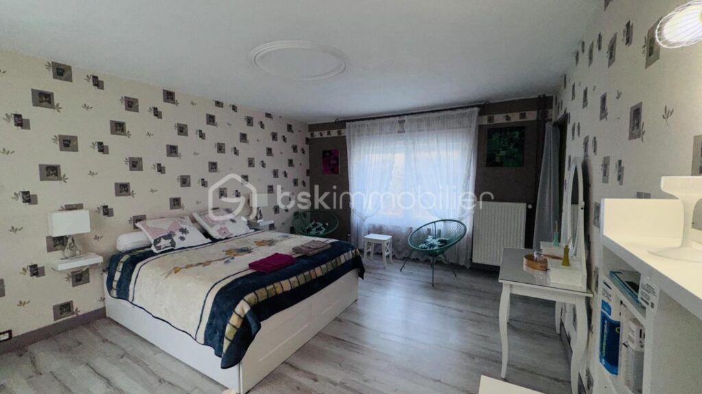 MAISON DE CARACTERE ENTIEREMENT MEUBLÉE – 7 pièces – 4 chambres – 180 m²