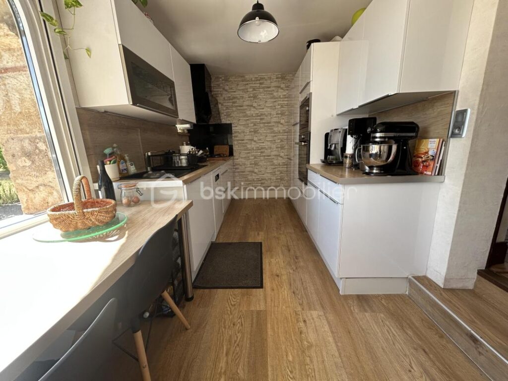 MAGNIFIQUE PROPRIÉTÉ EN PIERRES – DEPENDANCE- PISCINE – GARAGE – 8 pièces – 6 chambres – 297 m²