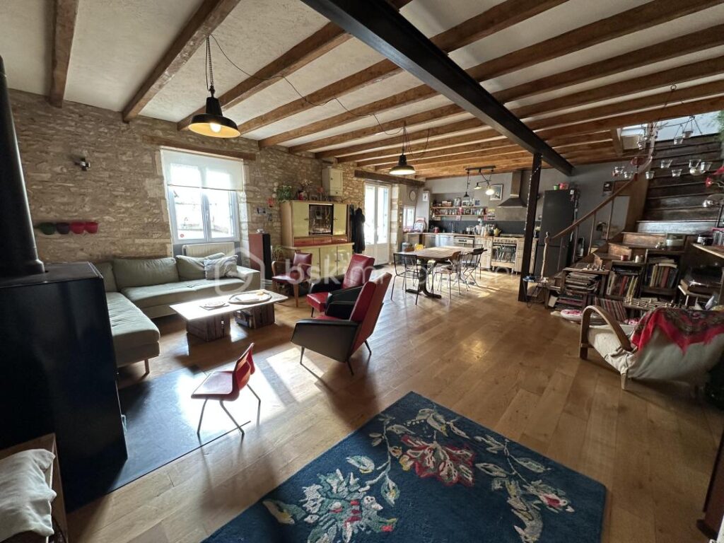 Maison en pierre avec dépendances et grand jardin – 5 pièces – 4 chambres – 132 m²