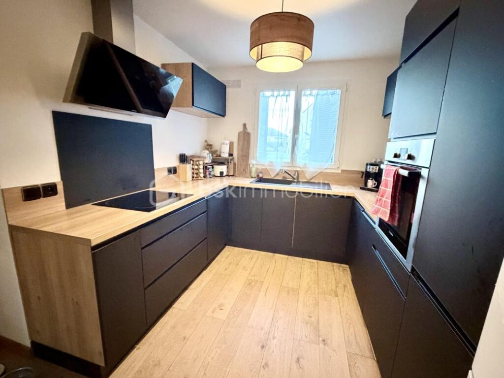 Maison familiale pleine de charme – Villeneuve-le-Comte (77) – 6 pièces – 5 chambres – 147 m²