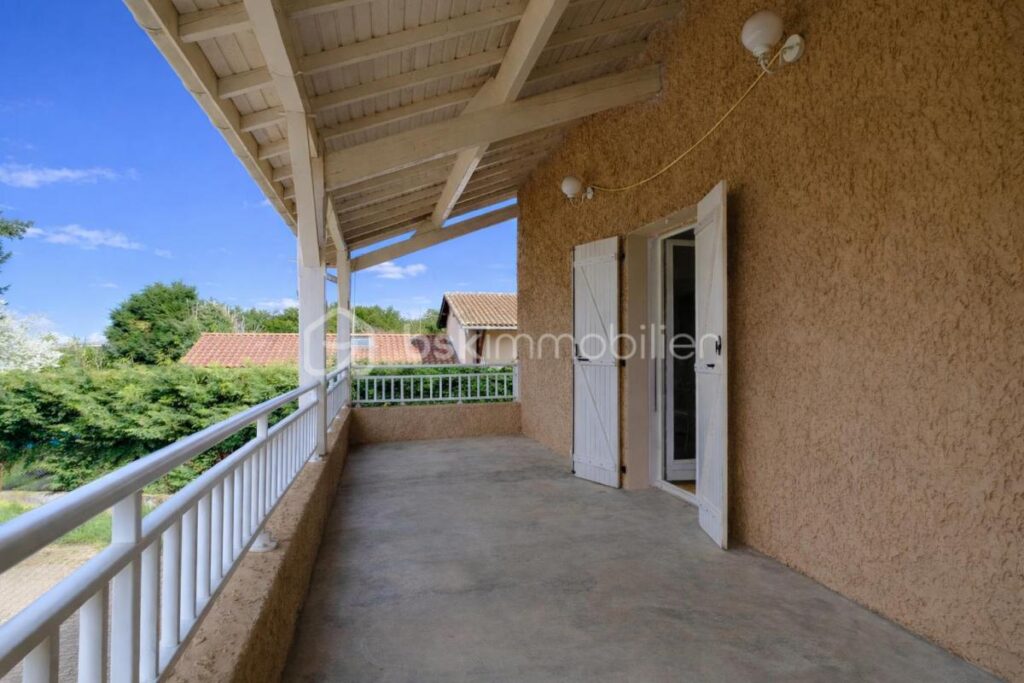 Maison avec piscine sur 2000 m² de terrain – Quincieux – 8 pièces – 7 chambres – 193 m²