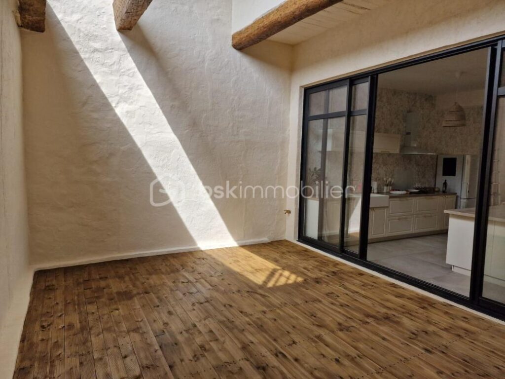 A vendre RARE ! Magnifique maison de caractère rénovée avec dépendance, patio, terrasses, grand garage et cave – 208 m2 habitables – Pinet (Hérault) – 6 pièces – 4 chambres – 186 m²