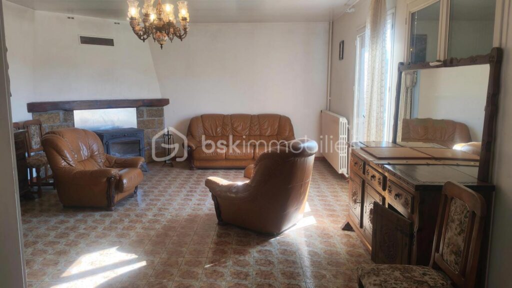 Grande maison avec garage, 2 logements et 530 m² de terrain constructible – 14 pièces – 9 chambres – 290 m²