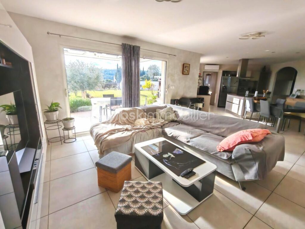 Villa récente de plain-pied avec piscine et vue dégagée – Bourg-Saint-Andéol – 5 pièces – 4 chambres – 126 m²