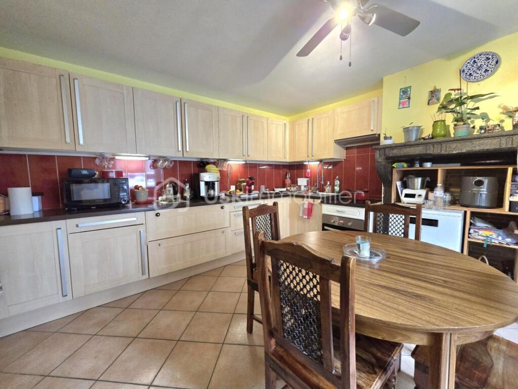 Maison avec dépendances + appartement indépendant – Vue dégagée sur la Chaîne des Puys – Impasse – Limons (63290) – 5 pièces – 3 chambres – 100 m²