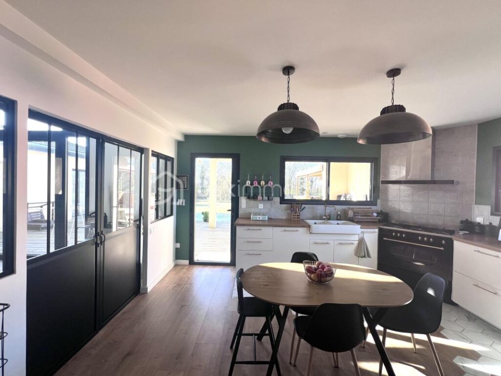 Contemporaine de 190m2 4 Chs Habitation et espace libéral attenant 470000€ St Seurin sur L’ Isle – 8 pièces – 4 chambres – 190 m²