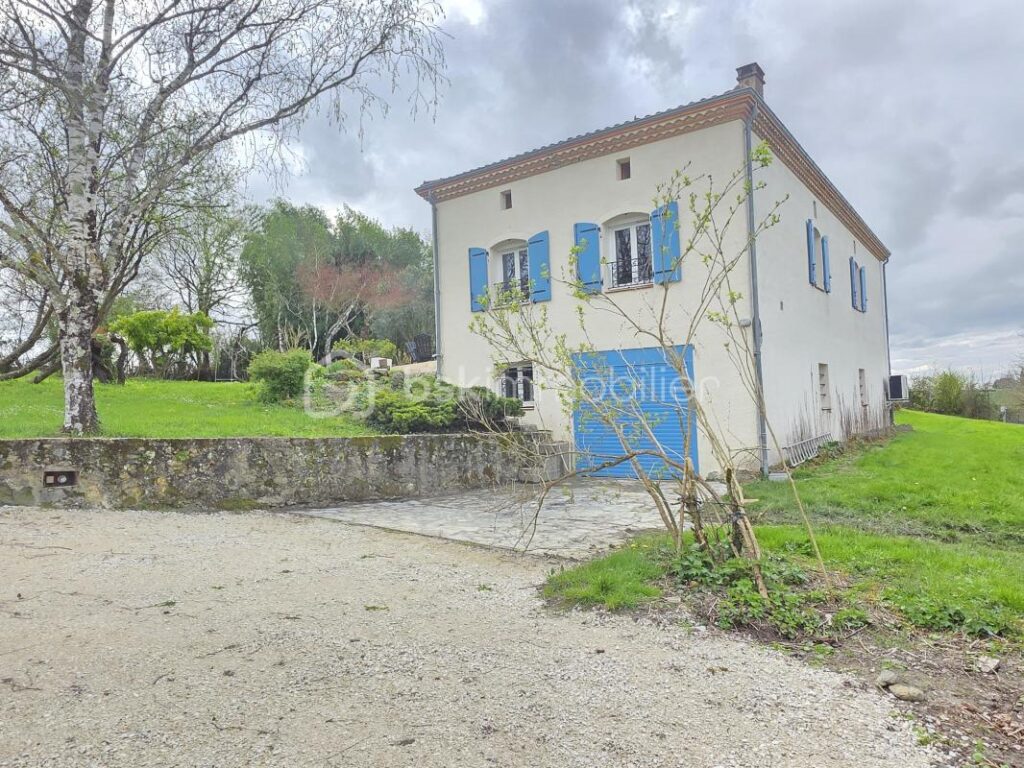 MAISON MONCAUT- 4 CHAMBRES-PISCINE- GARAGE – TERRAIN 3 HECTARES – 5 pièces – 4 chambres – 164 m²