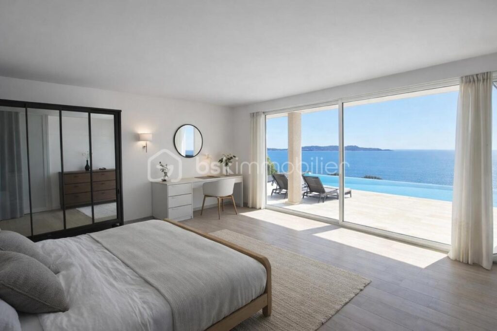 CARQUEIRANNE: VILLA D’ARCHITECTE DE 190 M2 AVEC VUE MER IMPRENABLE ET PISCINE A DEBORDEMENT – 8 pièces – 5 chambres – 189 m²