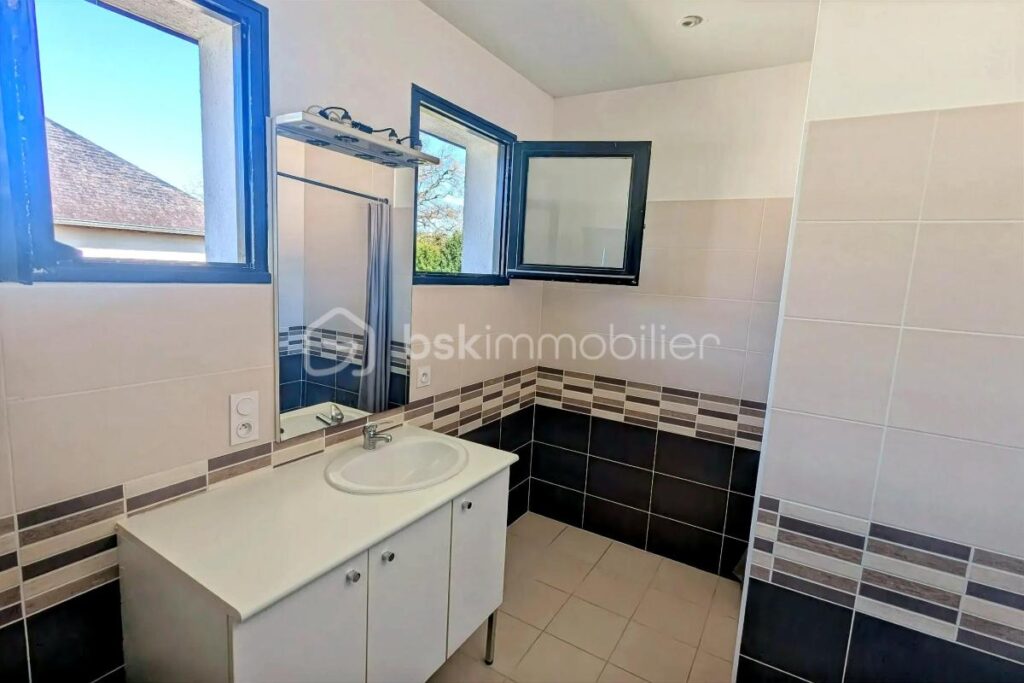 Maison de ville en plein centre de Retiers – 5 pièces – 3 chambres – 112 m²