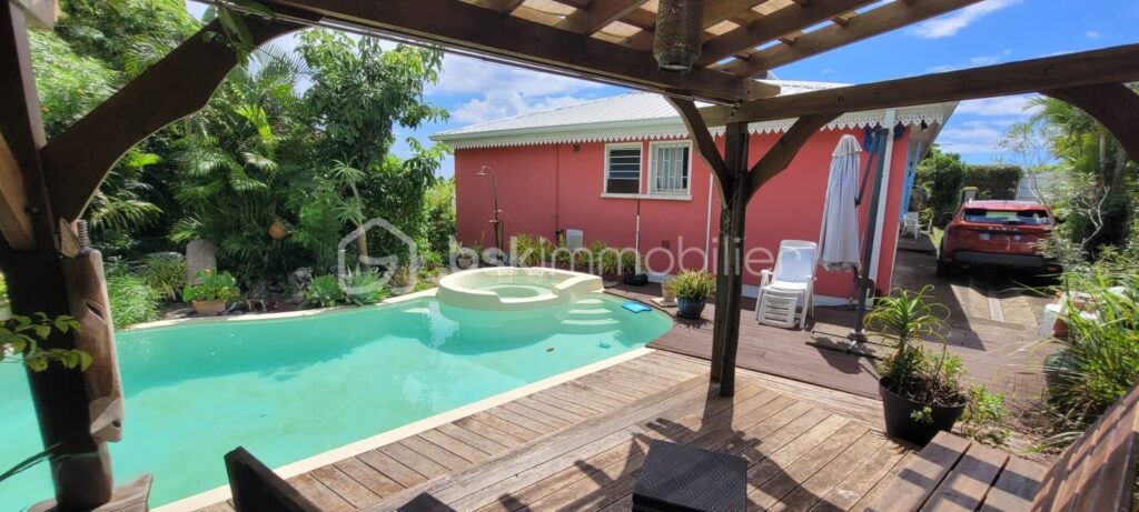 Villa familiale avec piscine et jacuzzi – 7 pièces – 6 chambres – 153 m²