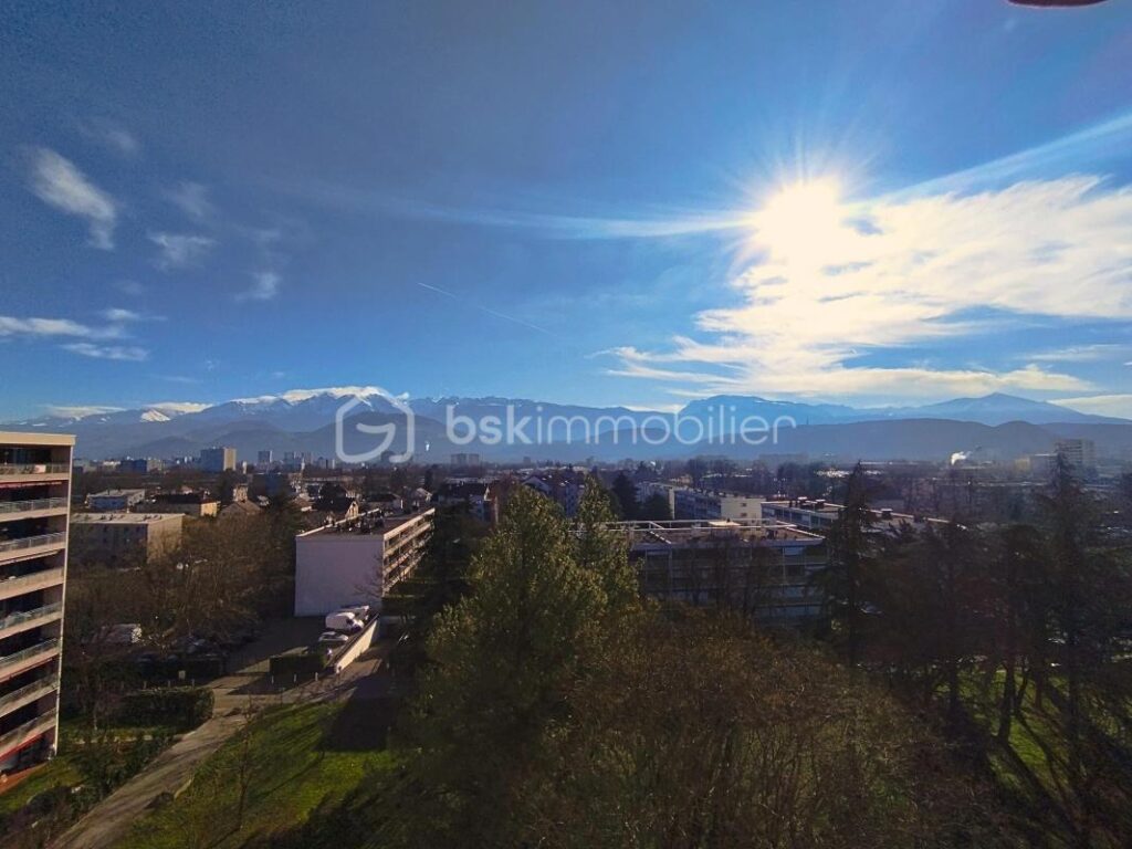 DERNIER ETAGE ASCENSEUR – ECHIROLLES DOMAINE JEAN JAURES APPARTEMENT, STATIONNEMENT ET CAVE POSSIBILITE DE GARAGE – 5 pièces – 3 chambres – 103 m²