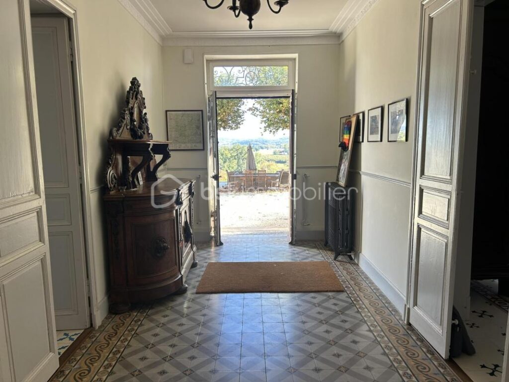 CHÂTEAU et SA MAISON de Gardien – VUE -TERRAIN – PISCINE – DÉPENDANCES – NR pièces – 12 chambres – 722 m²