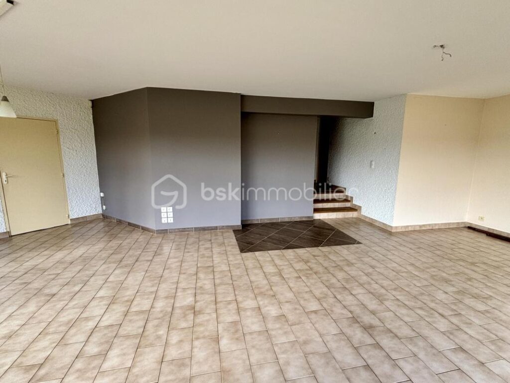 Belle maison T7 d’architecte à rafraîchir avec garage et jardin à Saint-Marceau – 7 pièces – 5 chambres – 165 m²