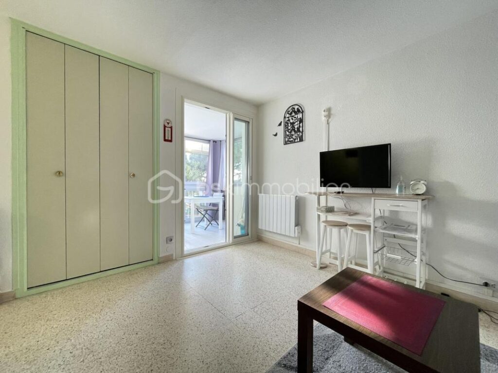 Studio meublé avec loggia fermée et parking – Rive Gauche – À 250 m de la plage – 1 pièce – NR chambres – 21 m²