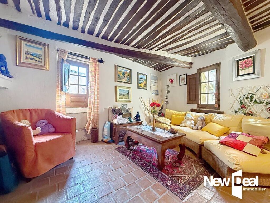 SEILLANS — Maison PLEIN COEUR village avec vue dominante – 2 pièces – 1 chambre – 36 m²