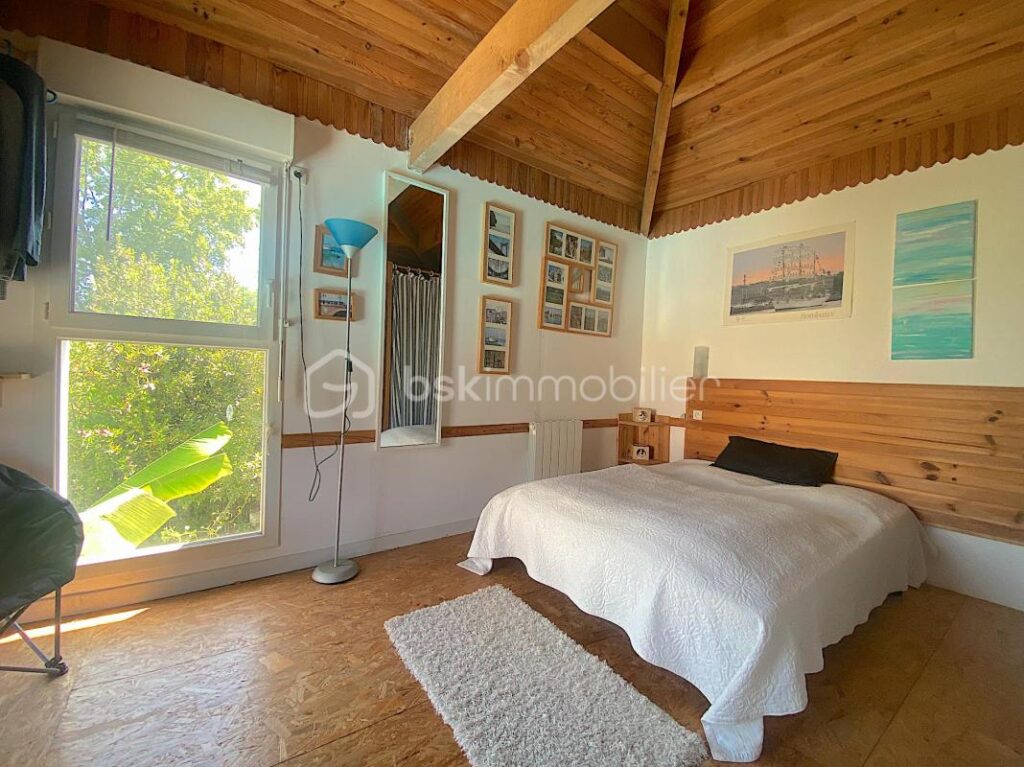 Maison avec 4/5 chambres + un studio indépendant + une piscine !!! De l’espace, du calme et du charme !!! – 8 pièces – 5 chambres – 215 m²