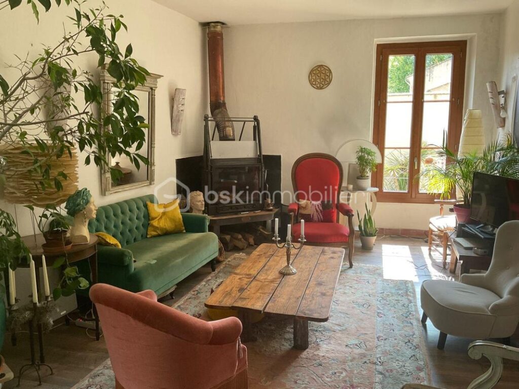 Magnifique demeure et ses dépendances située sur un terrain entretenu et joliment arboré – 6 pièces – 4 chambres – 154 m²