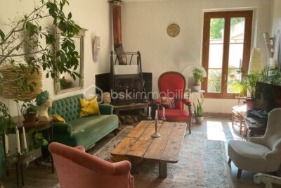 Magnifique demeure et ses dépendances située sur un terrain entretenu et joliment arboré – 6 pièces – 4 chambres – 154 m²