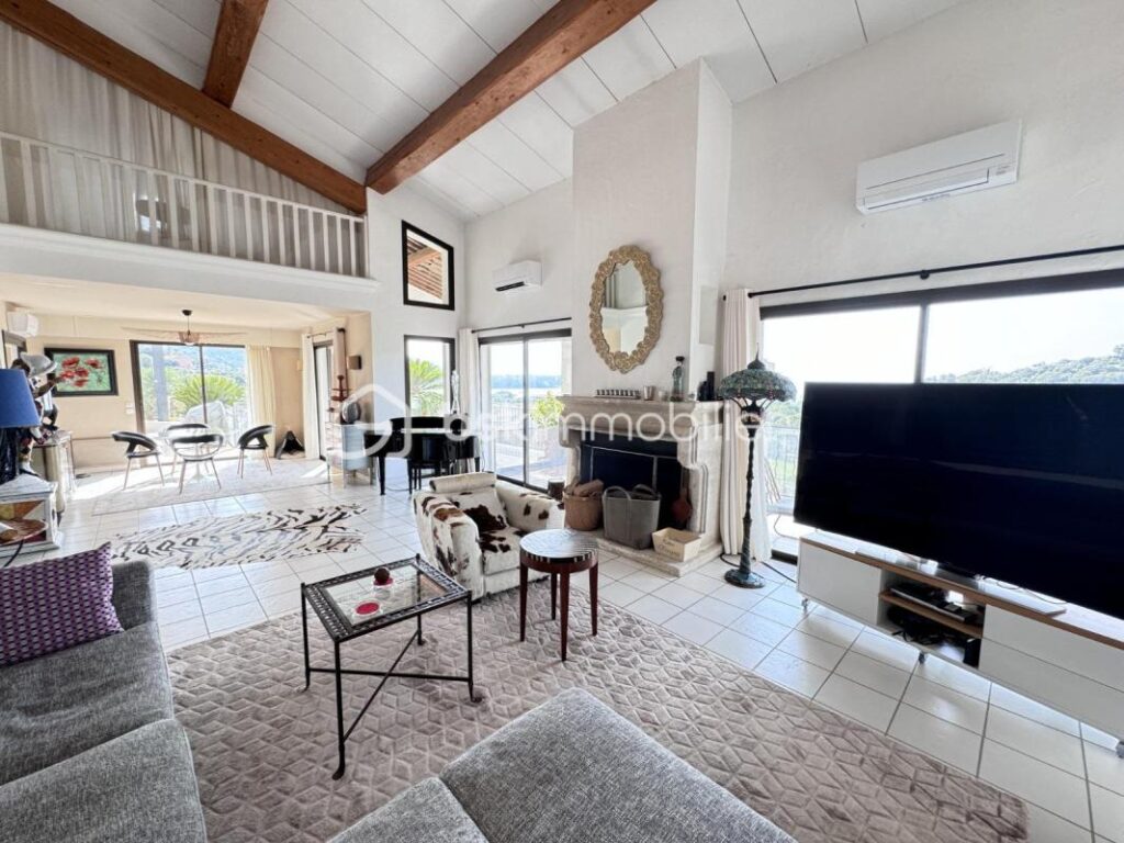 🌊 Villa d’Exception avec Vue Mer à Agay – 260 m² habitables | 1370 m² de terrain 🌴 – 8 pièces – 5 chambres – 260 m²