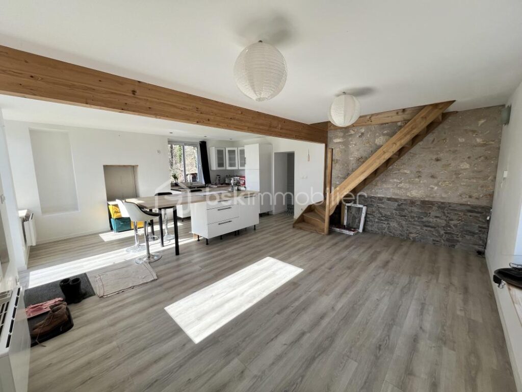 Superbe maison de campagne fraîchement rénovée sur son magnifique terrain au cœur de la forêt – 4 pièces – 2 chambres – 90 m²