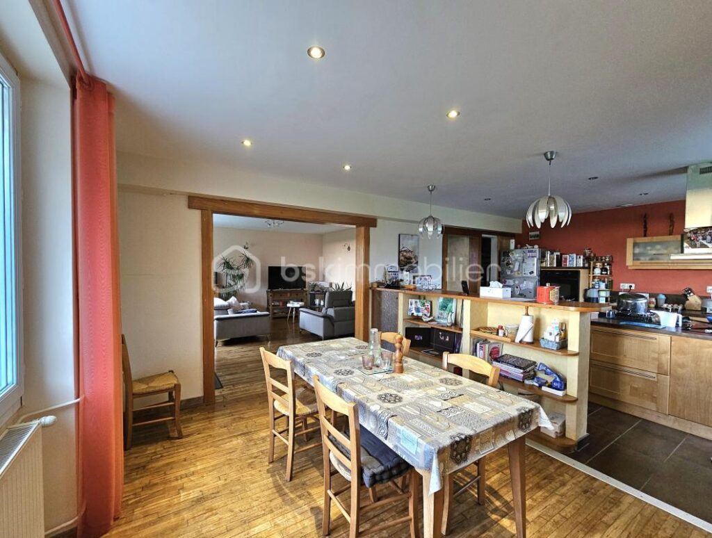 Maison 6 pièces 143m2 – 6 pièces – 3 chambres – 143 m²