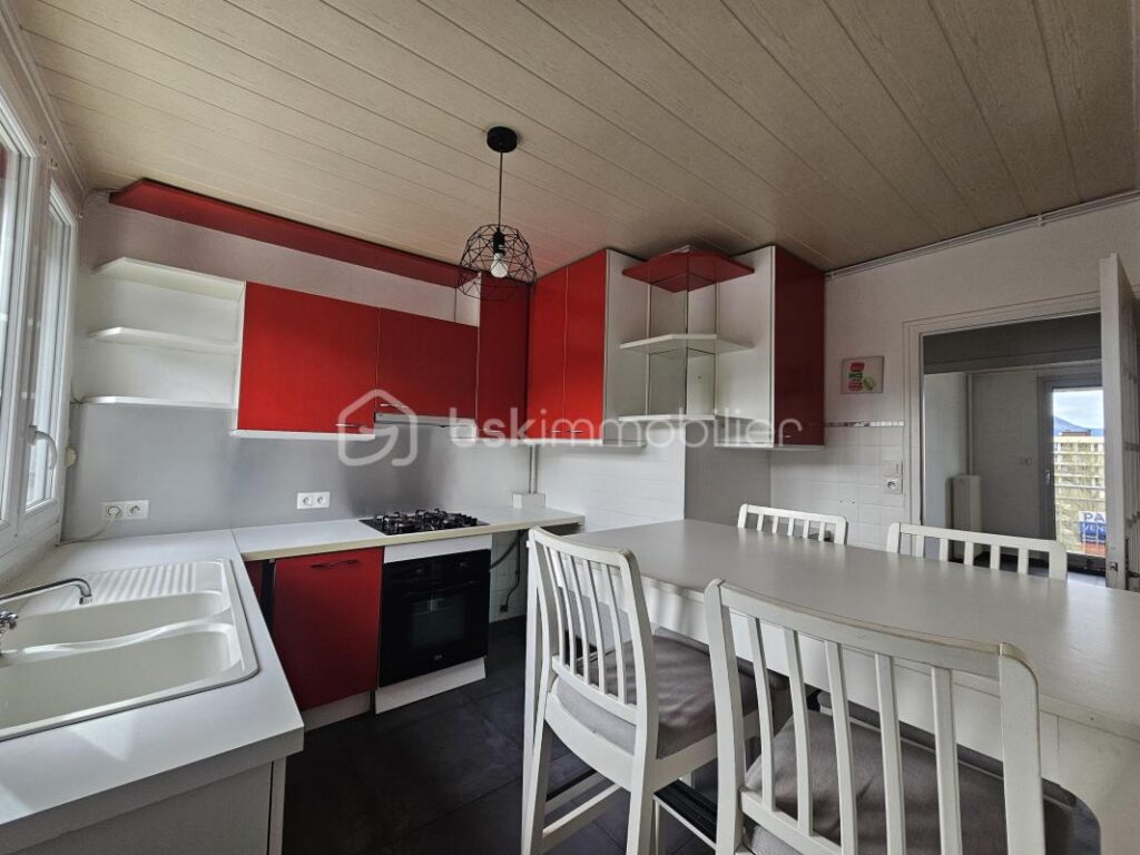 T3 lumineux en étage élevé avec balcon, vue dégagée et place de parking privative – 4 pièces – 3 chambres – 72 m²